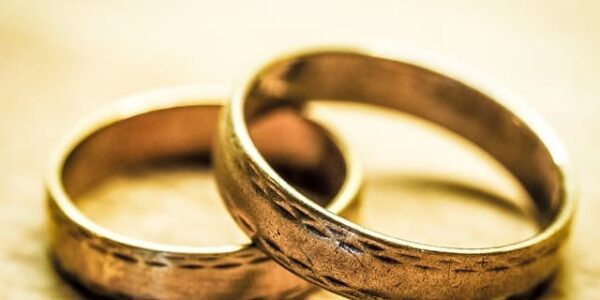 gouden trouwringen – symbool van huwelijk en eeuwige liefde