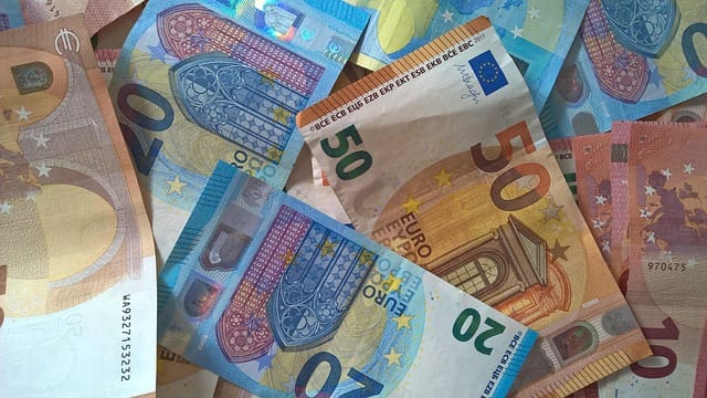 Stapel van verschillende eurobiljetten in diverse waardes, zoals 20, 50 en 100 euro.