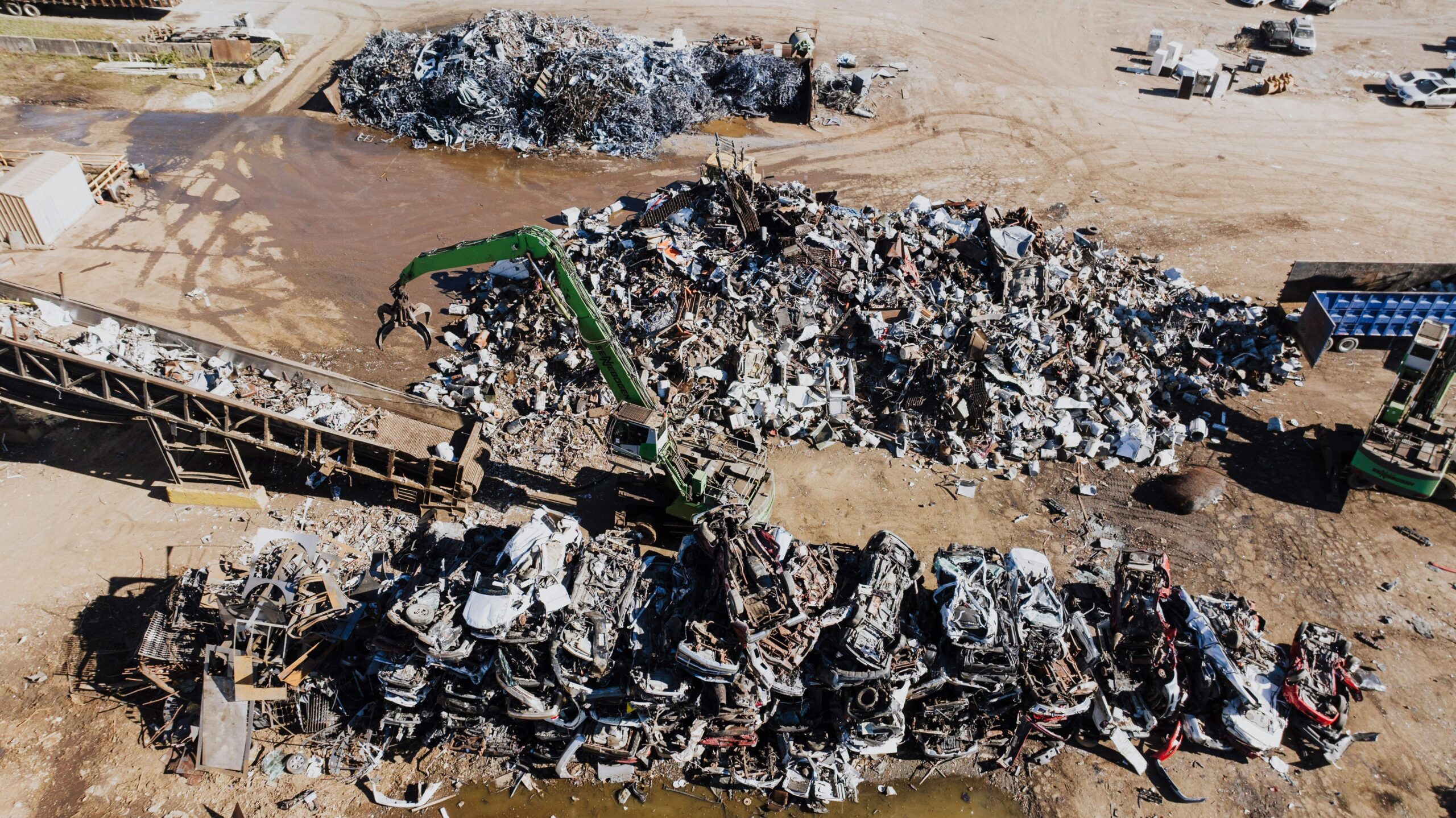 Luchtfoto van recyclingterrein met metaalafval, shredder en sorteermachines - Candor verzekeringen specialst recyclingrisico's