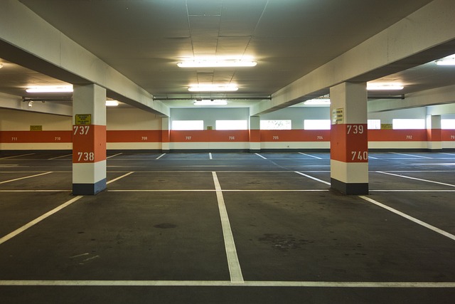 Lege parkeergarage die de rust en verlatenheid tijdens vakantiesluiting of bouwvak symboliseert.