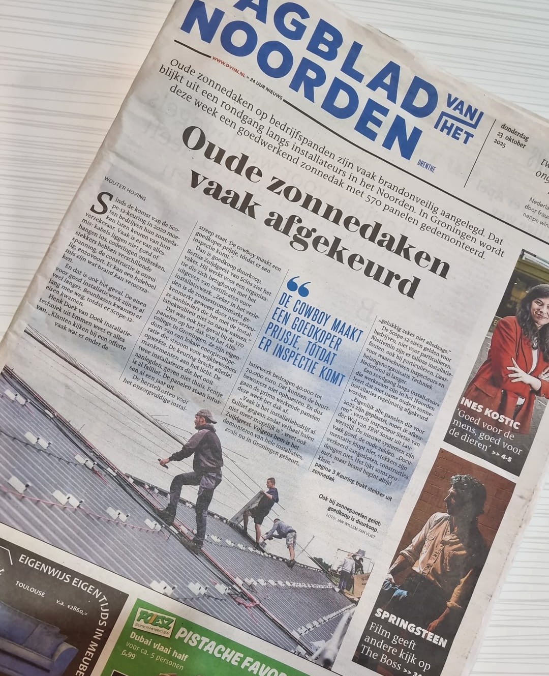 Monteurs verwijderen zonnepanelen van een bedrijfsdak tijdens inspectie, Groningen — Dagblad van het Noorden.