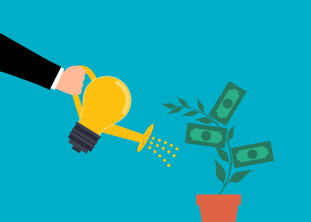 Illustratie van een hand die een plant met geldbladeren water geeft als symbool voor bedrijfs­groei.