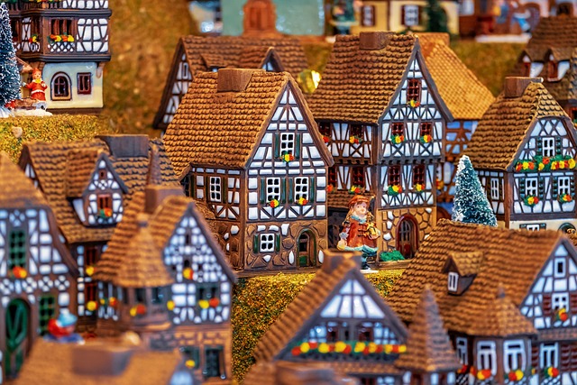 Miniatuur kerstdorp met versierde huisjes, symbool voor feestdagen en gezelligheid binnenshuis.