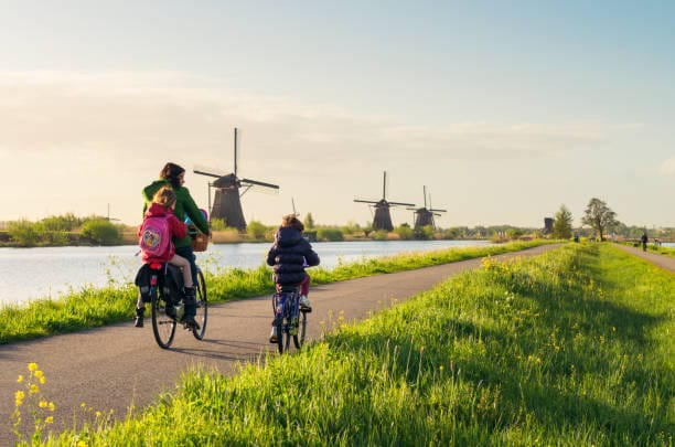 Gezin dat fietst in de natuur passend bij een fietsverzekering