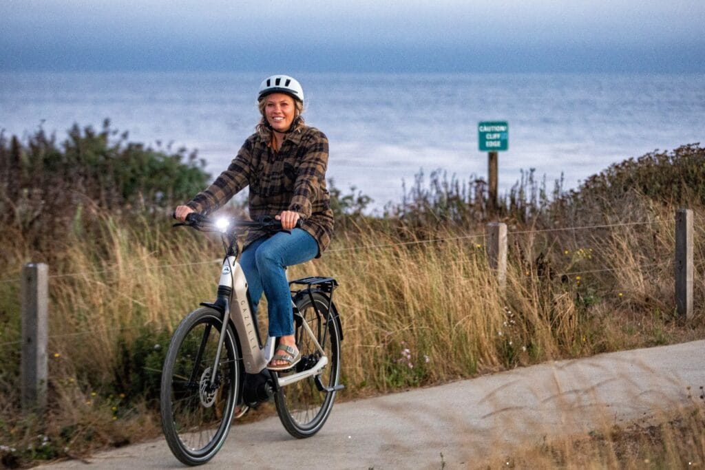 Persoon op een elektrische fiets passend bij een fietsverzekering