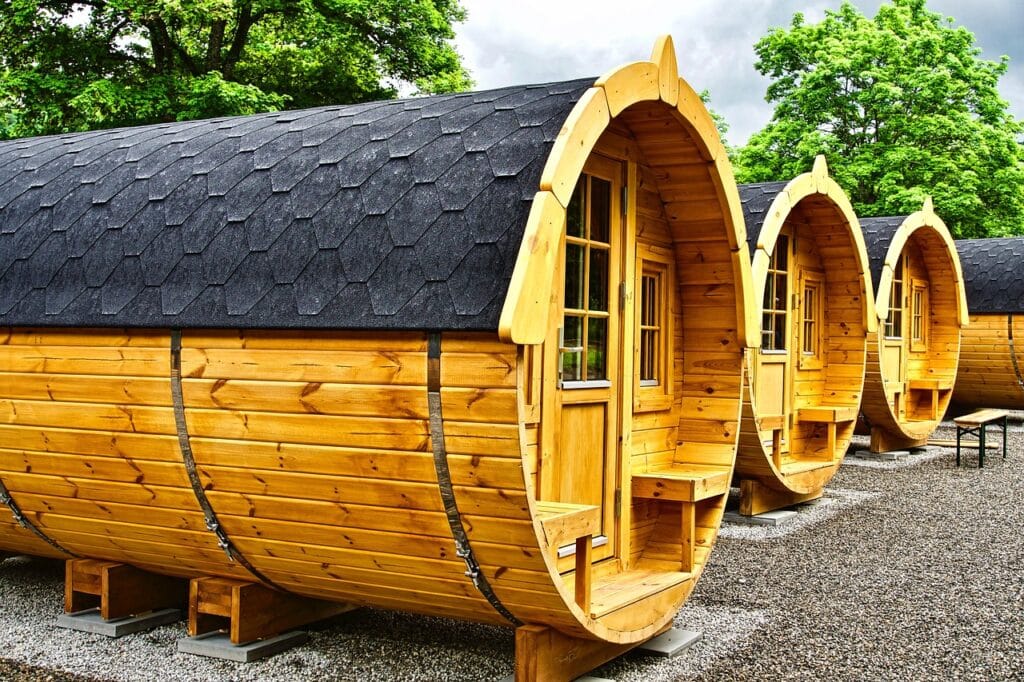 Houten recreatiewoningen op een vakantiepark, geschikt voor verzekering van recreatiewoning of vakantiewoning.