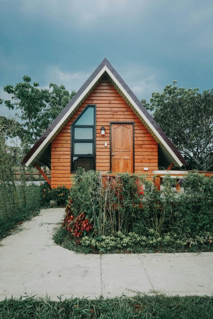 Recreatiewoning van hout met zadeldak, geschikt voor verzekering van vakantiewoning of chalet.
