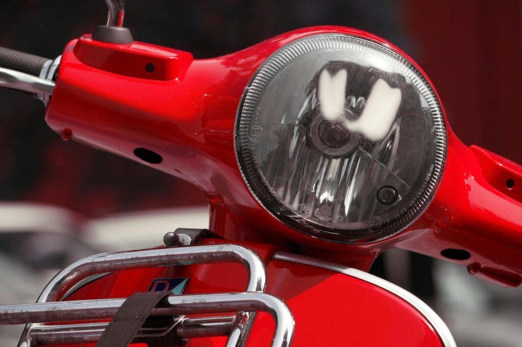 Rode scooter en scooterverzekering Close-up van een rode scooter passend bij een scooterverzekering
