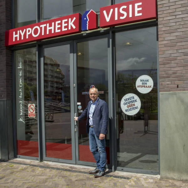 Hypotheek Visie Emmen entree Vestiging van Hypotheek Visie Emmen met adviseur bij de entree.