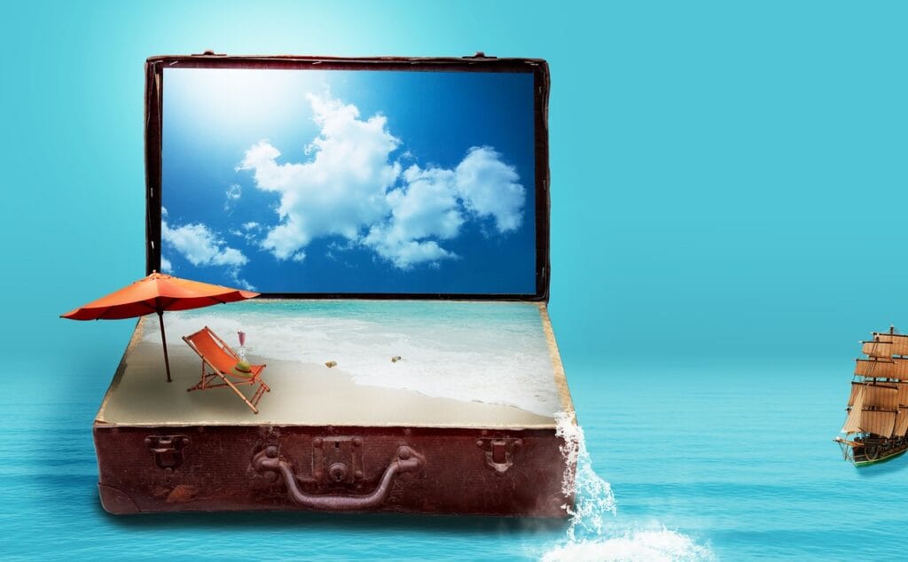 Koffer met strand en zee als symbool voor vakantie en reisvoorbereiding