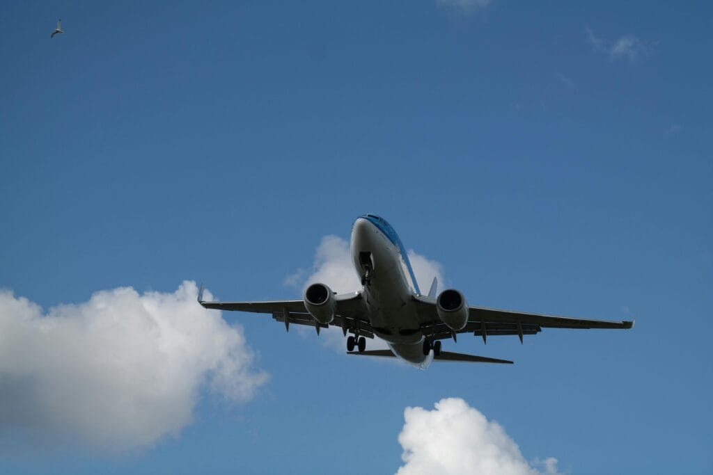 Vliegtuig in de lucht tijdens vertrek als symbool voor reizen en een reisverzekering